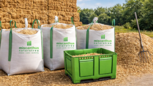 Verpackungen für Miscanthus Naturstreu Miscanthus-Einstreu in verschiedenen Verpackungseinheiten: BigBags in drei Größen, lose Einstreu und grüne BigBox für Lieferung oder Rücknahme.